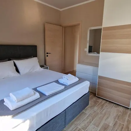 Apartament Efi House *